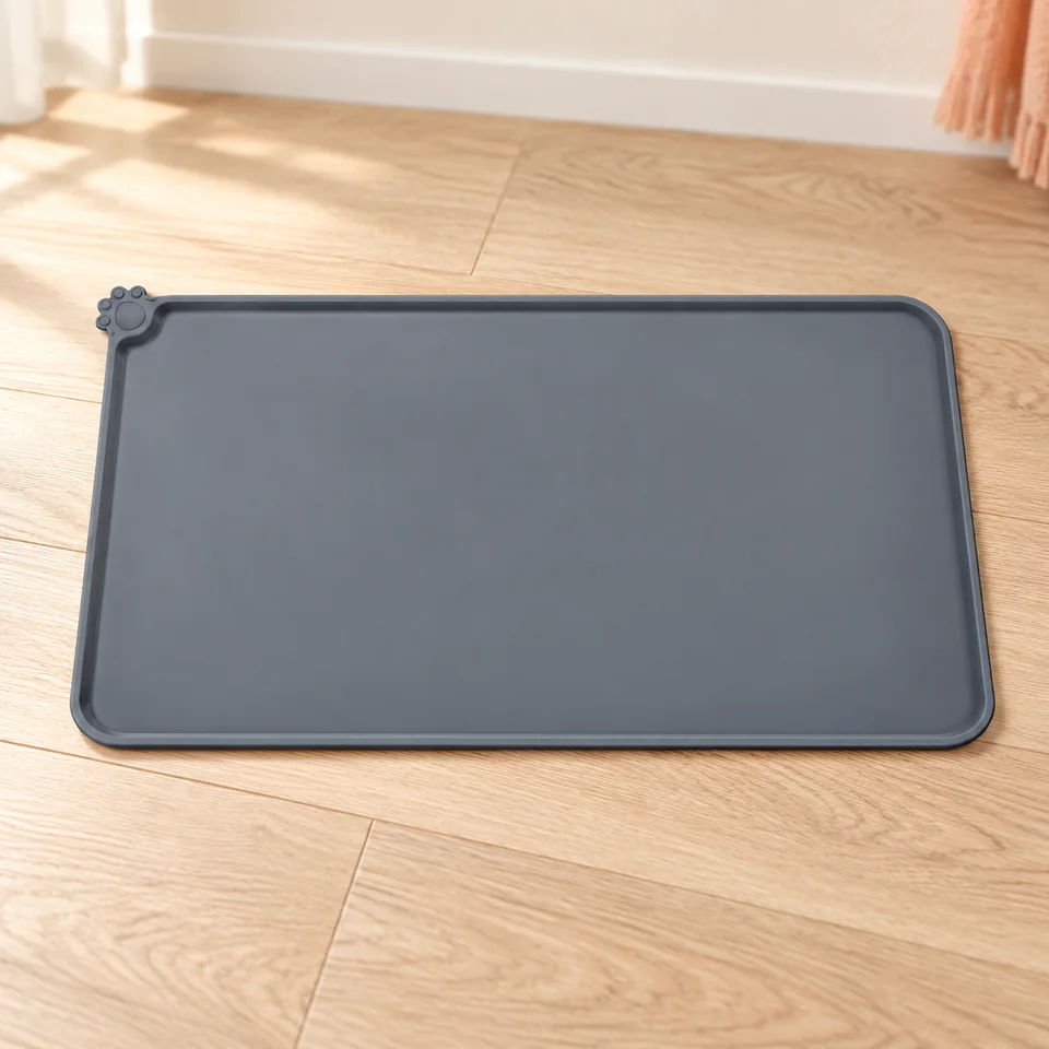 Tapis de protection pour gamelles de AUDWUD, mise en situation dans un intérieur pour chat