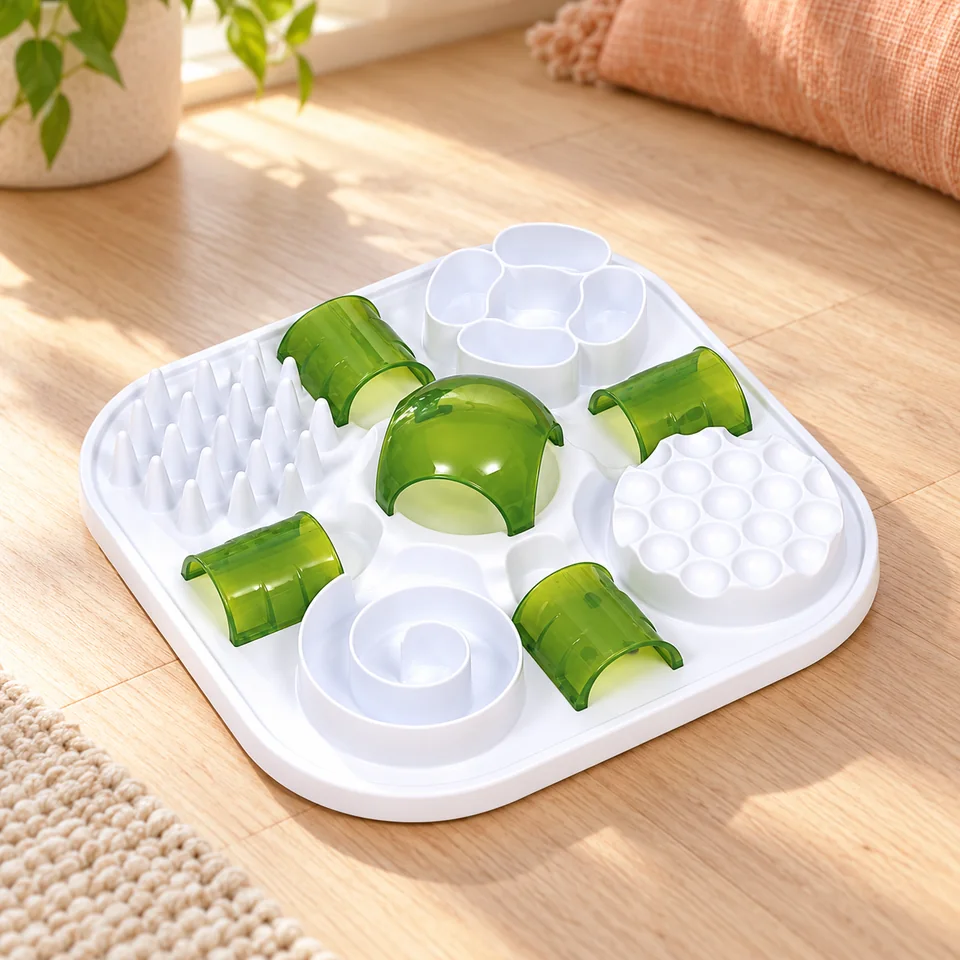 Plateau Play Treat Puzzle de Catit, mise en situation dans un intérieur pour chat