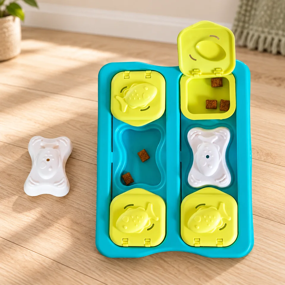 Puzzle Kitty Cube bleu de Catstages, mise en situation dans un intérieur pour chat