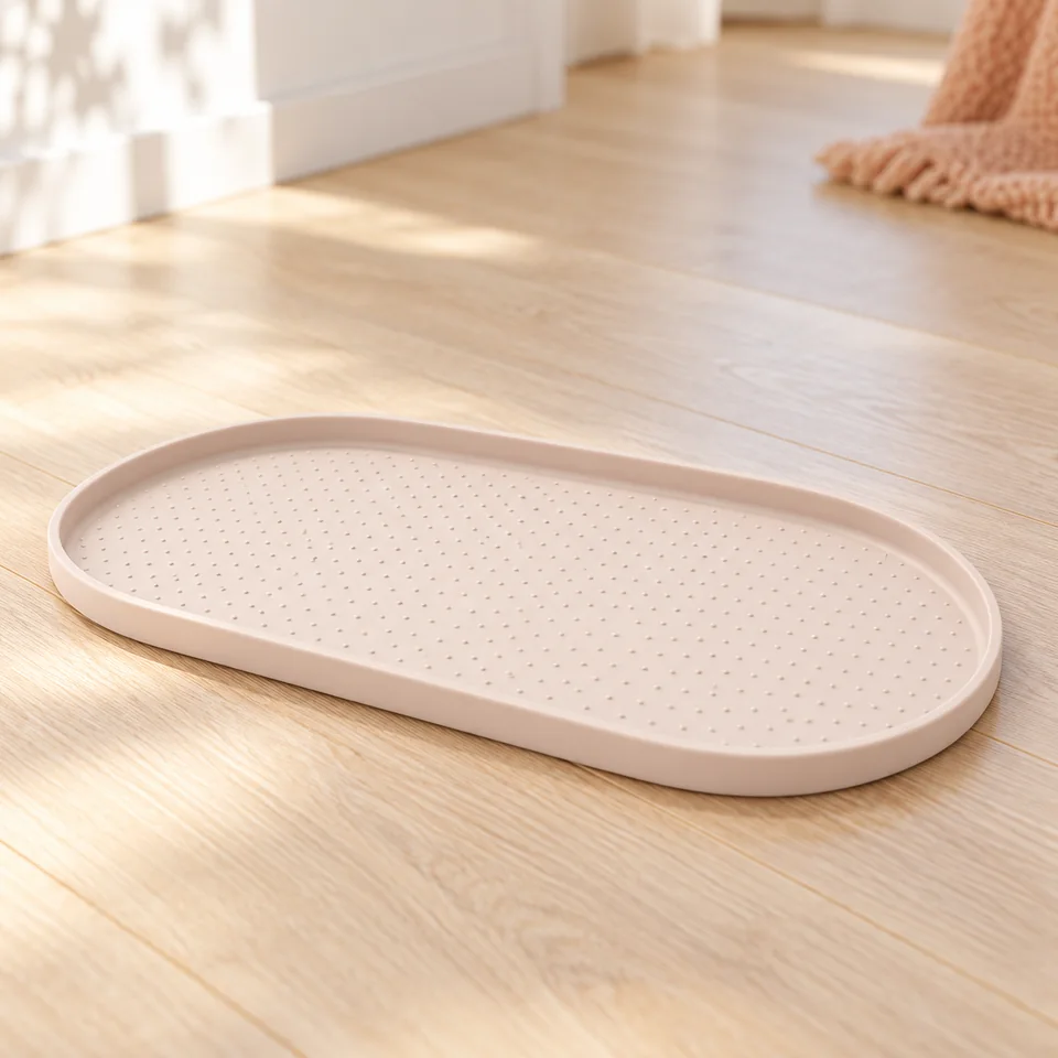 Tapis de gamelles beige à rebord de Conlun, mise en situation dans un intérieur pour chat