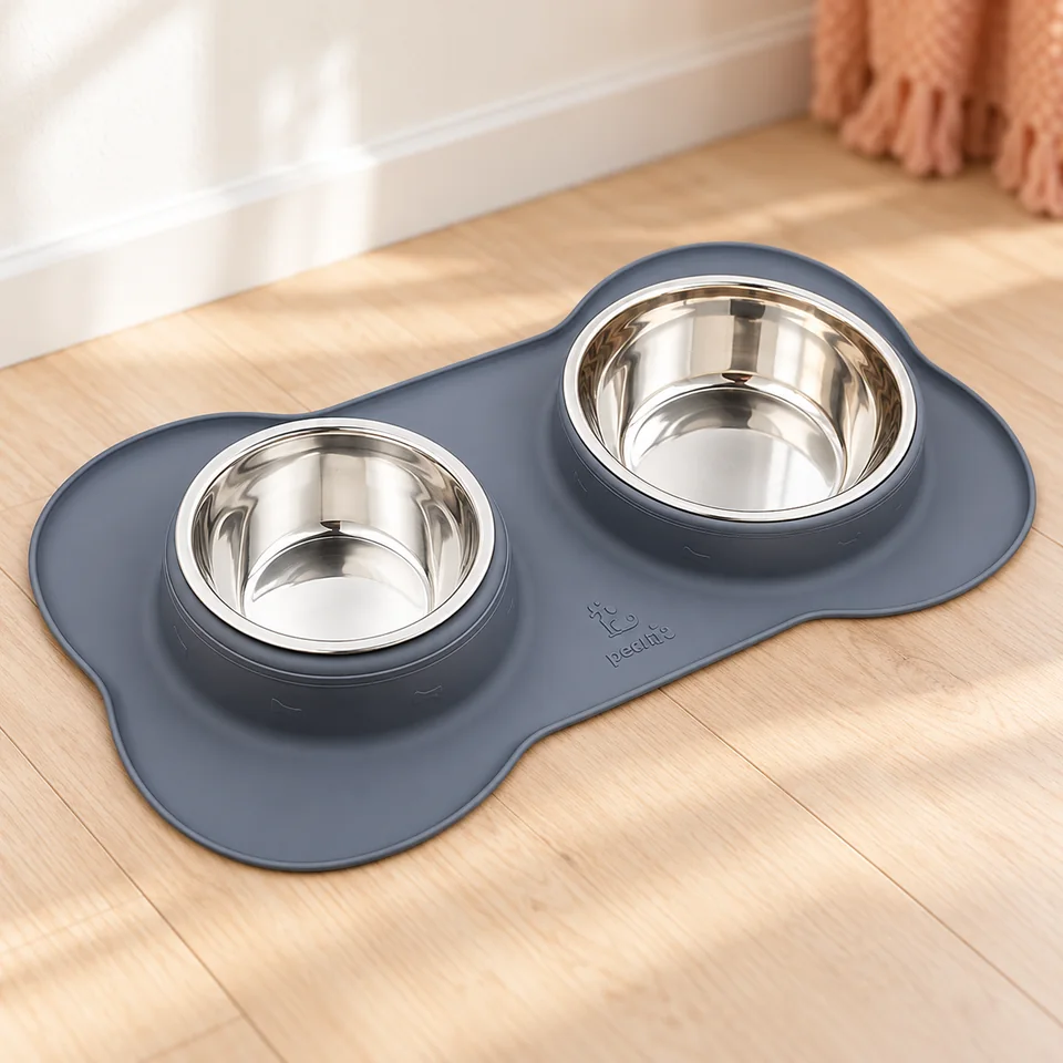Ensemble de gamelles en inox de Pecute, mise en situation dans un intérieur pour chat