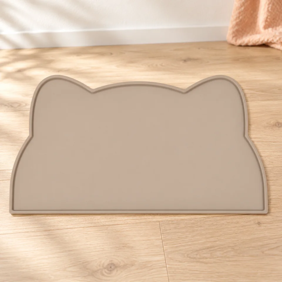 Tapis de gamelles taupe, 44 × 25 cm de septillar, mise en situation dans un intérieur pour chat