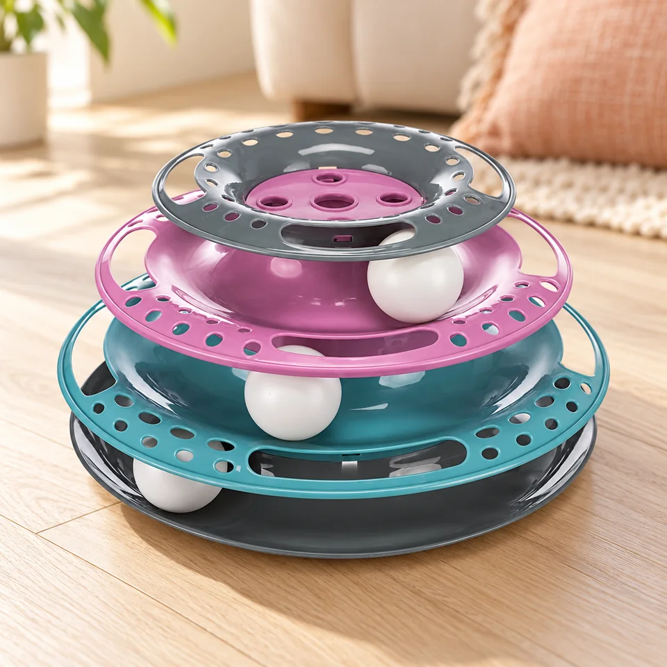 Circuit Catch the Balls de TRIXIE, mise en situation dans un intérieur pour chat
