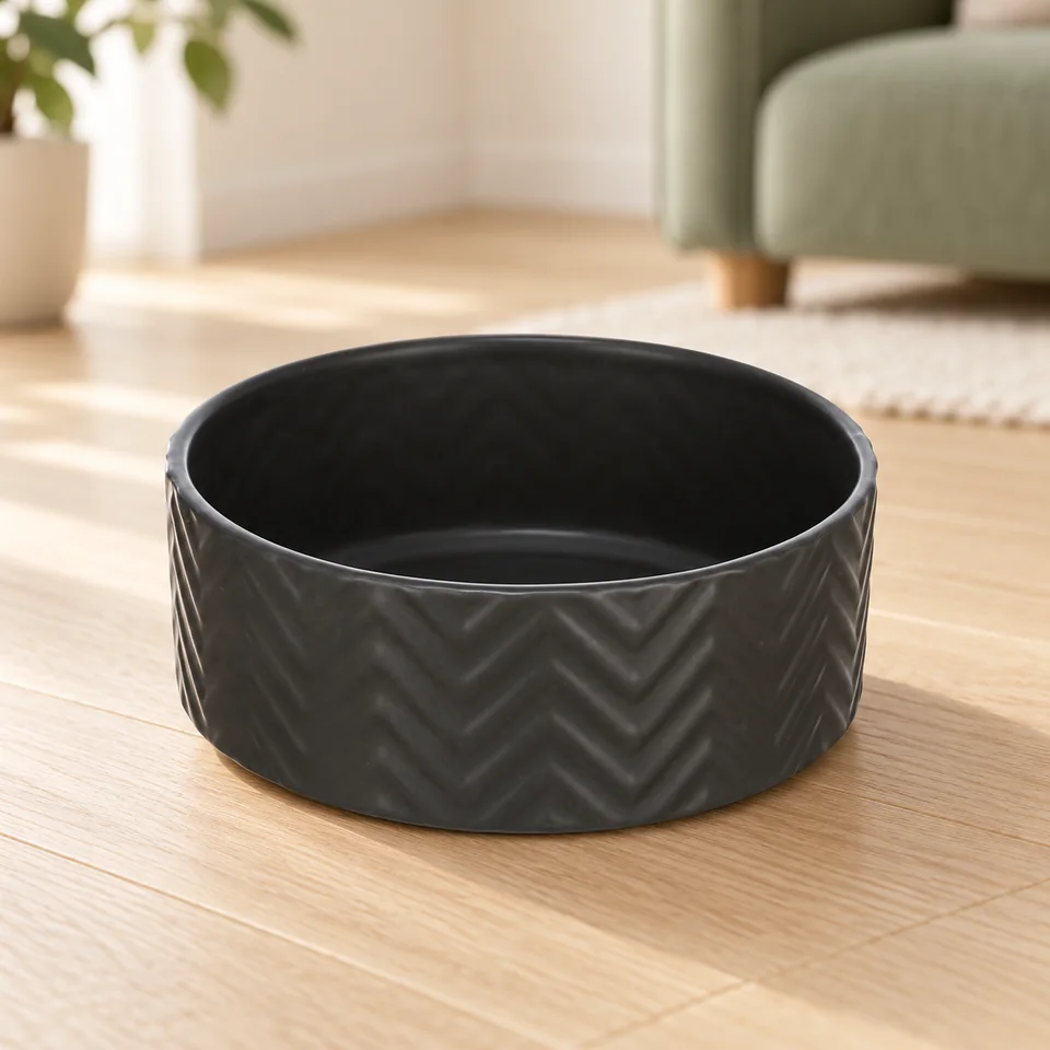 Gamelle en céramique noire de 0,9 l de TRIXIE, mise en situation dans un intérieur pour chat