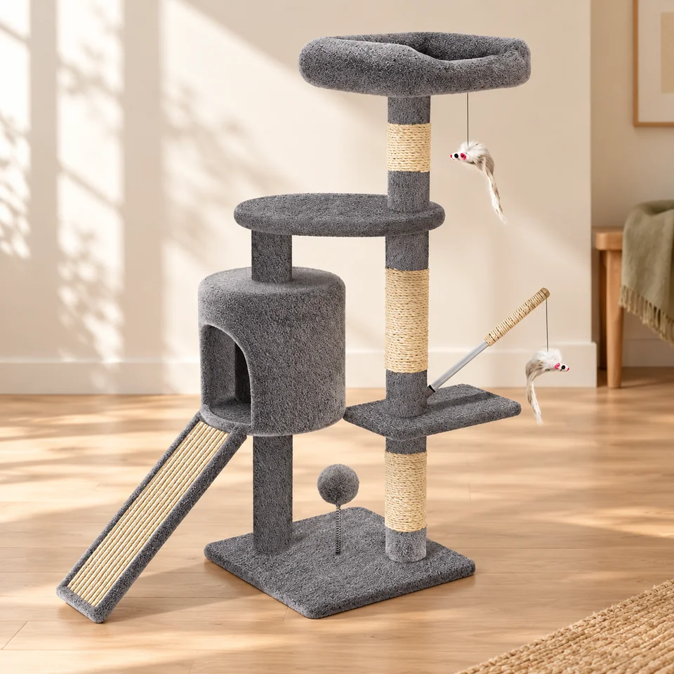 Arbre à chat à plateformes, modèle A de vounot, mise en situation dans un intérieur pour chat